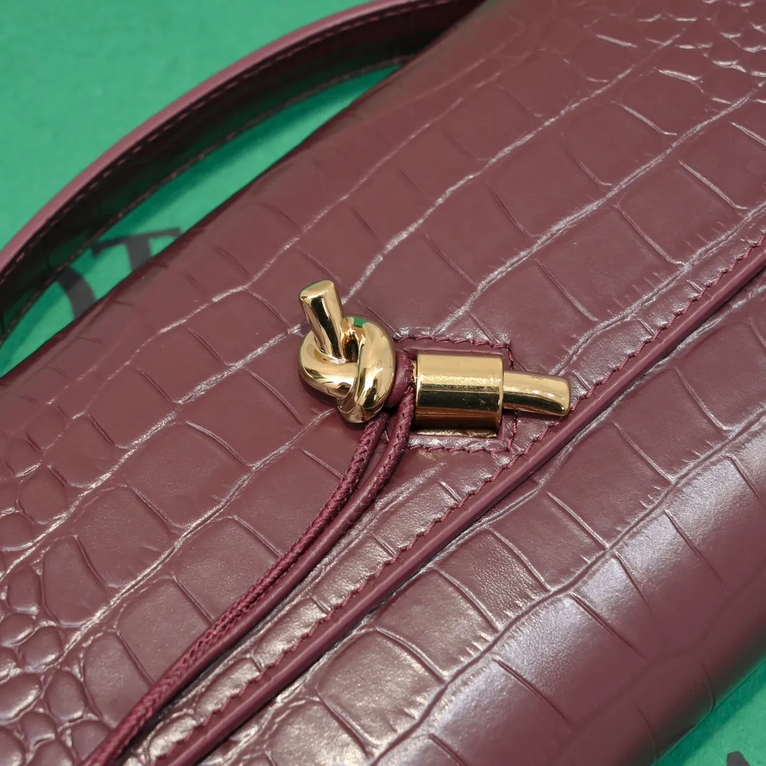 Batch 1420 Bottega Veneta Fall in love with Andiamo at first sight, new design, natural Nile rare leather crocodile pattern complex handbag, a model handbag for women, no need for color cover, no emotional camouflage, immersive depth and excitement, the classic element KNOT knot is inspired, modernist aesthetics and jewelry field craftsmanship reinterpret the knot element, bringing a clutch full of modern texture and elegant and quiet lady spirit. Style number: 1511 Size: 31*13*3cm